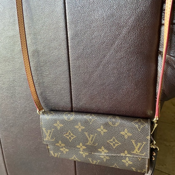 Authenthic Vintage Louis Vuitton  Sarah wallet. - Picture 16 of 16